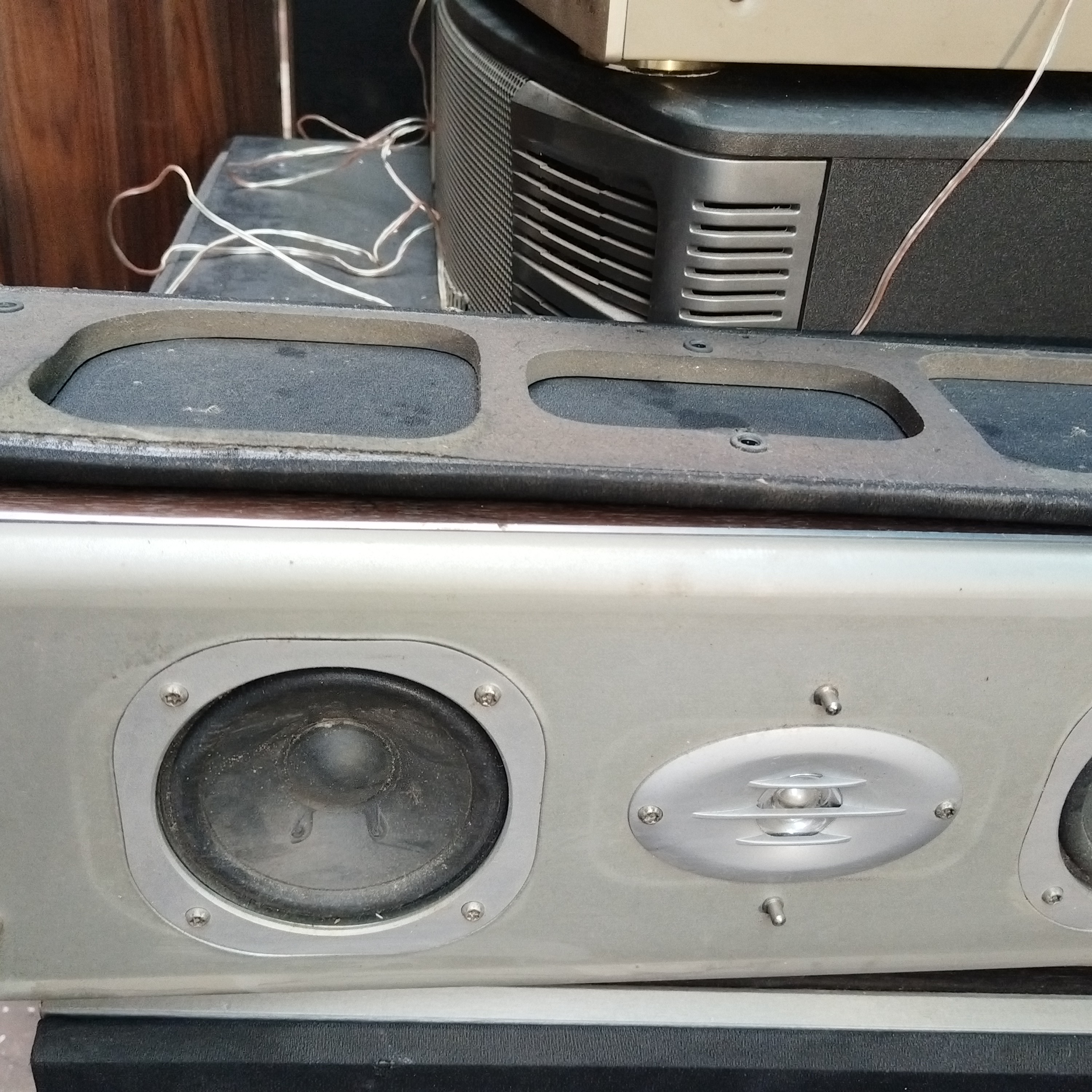 8新  中置音响一个，不包邮费，不支持七天无理由退货