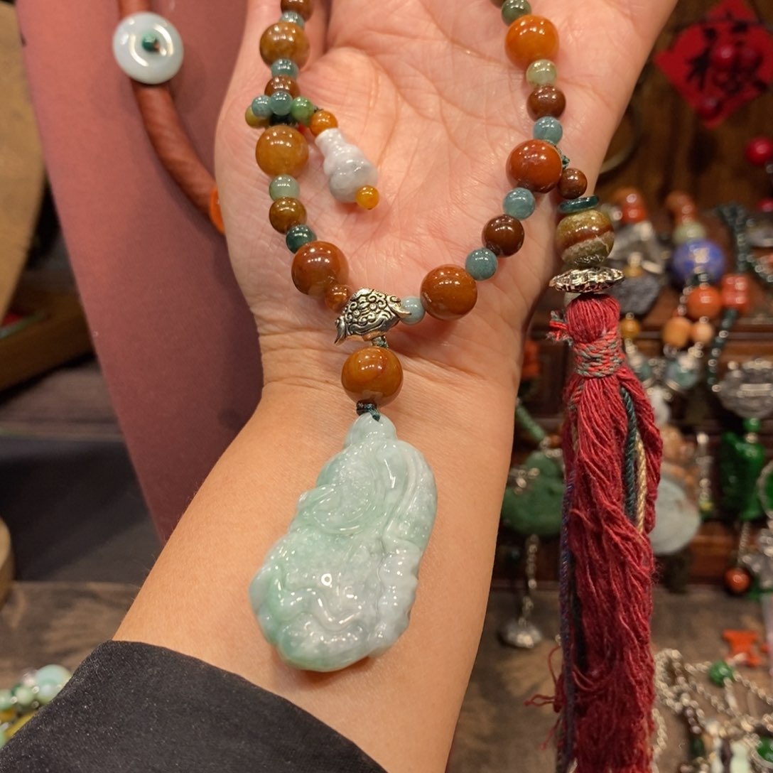 翡翠吊坠(赠链)未镶嵌