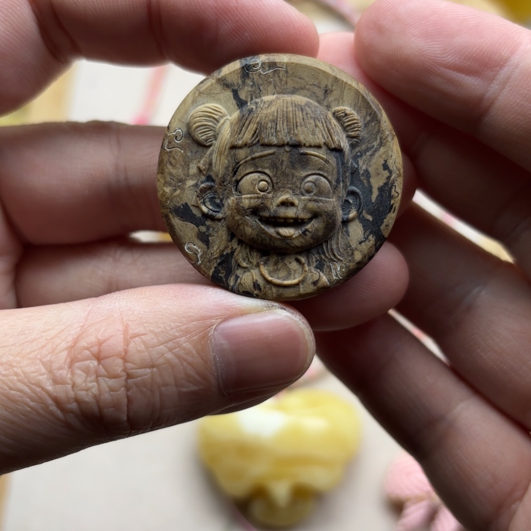 琥珀（根珀）裸石未镶嵌哪吒牌子