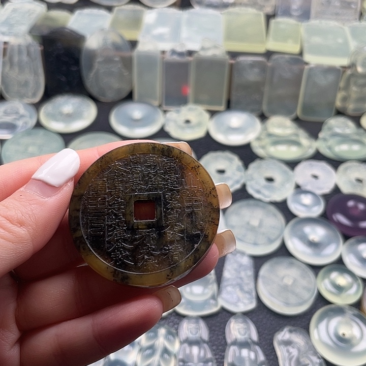 岫玉未镶嵌颈饰山鬼