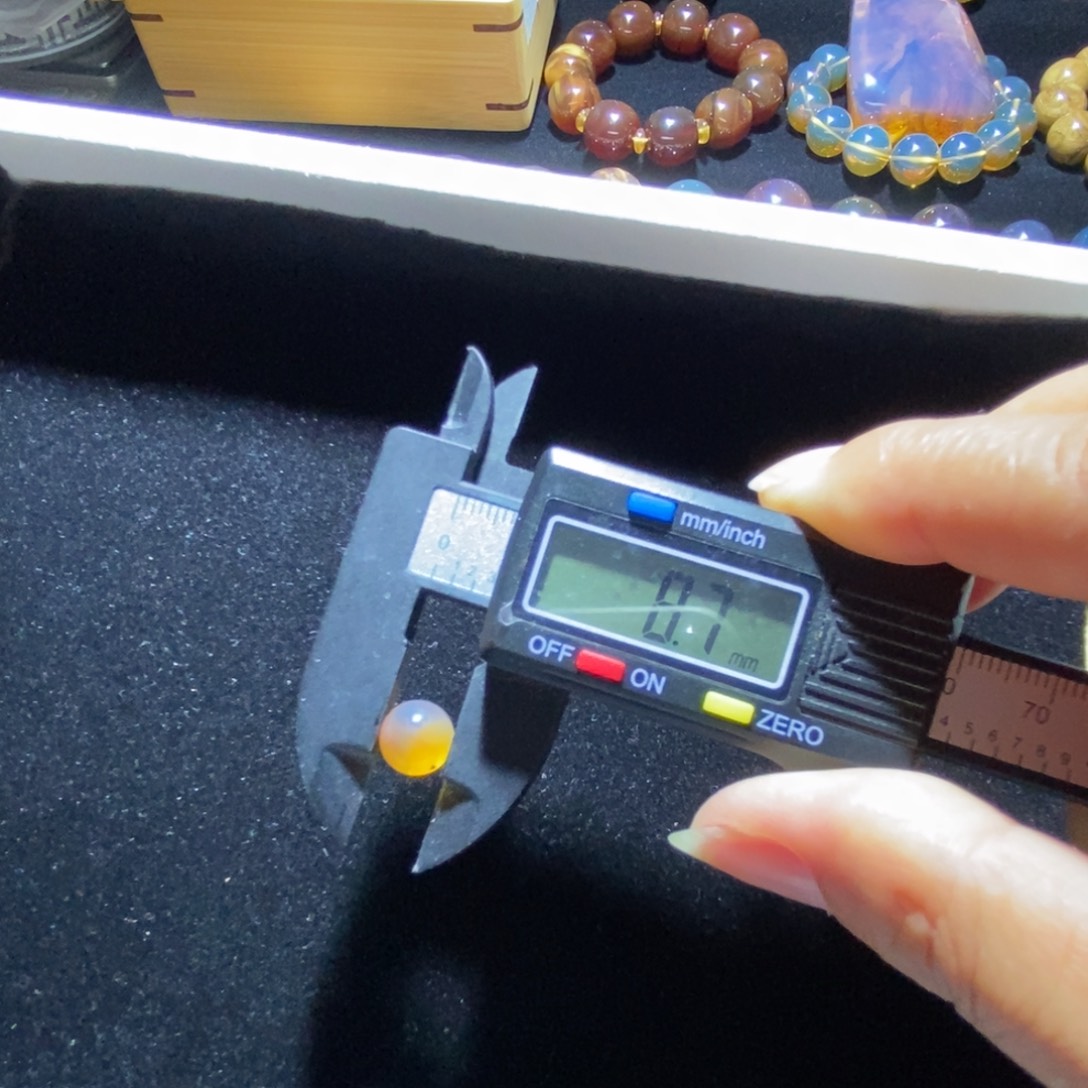 未镶嵌琥珀裸石单珠8.7 m m打1.0孔