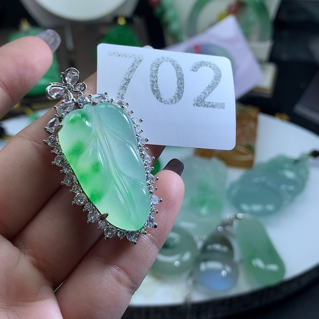 翡翠未镶嵌吊坠(赠链)