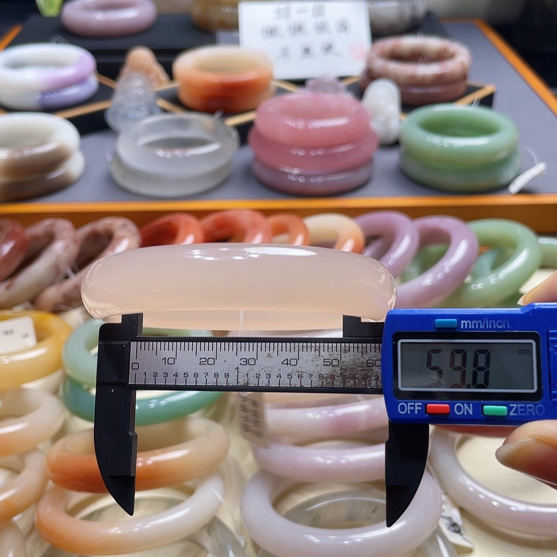 未镶嵌手镯石英岩玉