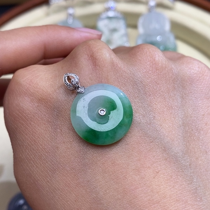 翡翠颈饰18K金镶嵌……