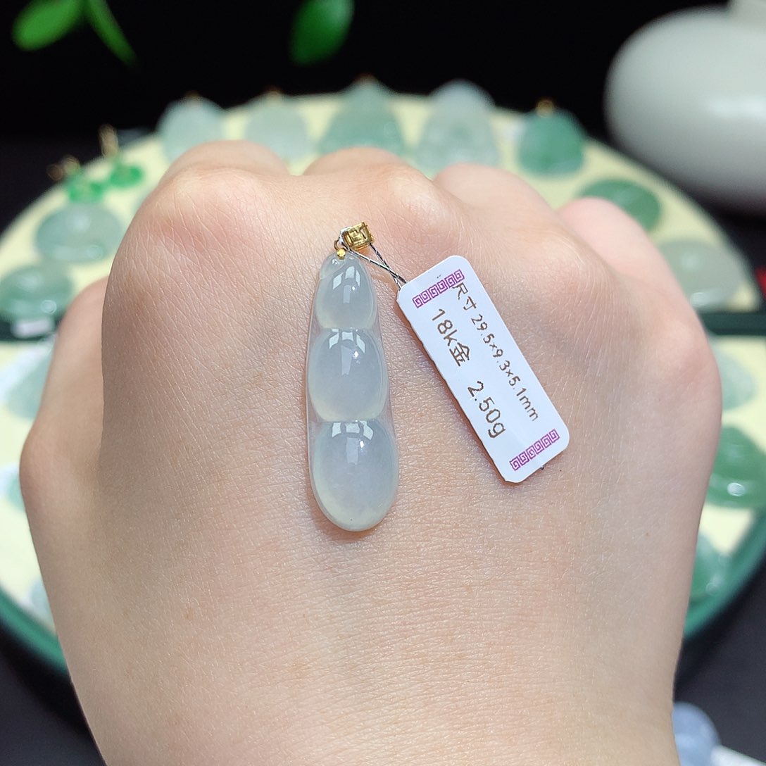 翡翠18K金镶嵌颈饰四季豆