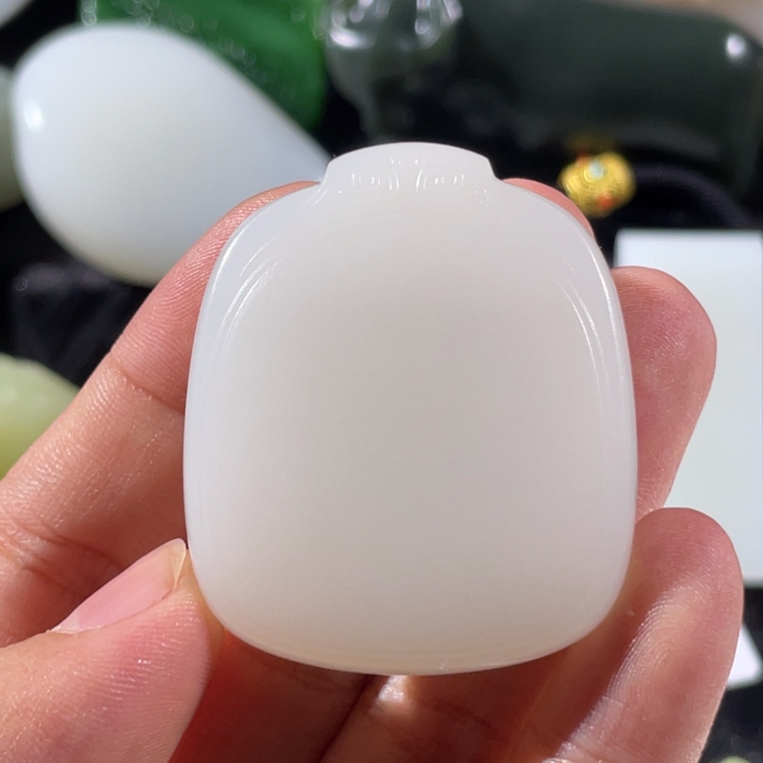 时***者和田玉未镶嵌颈饰