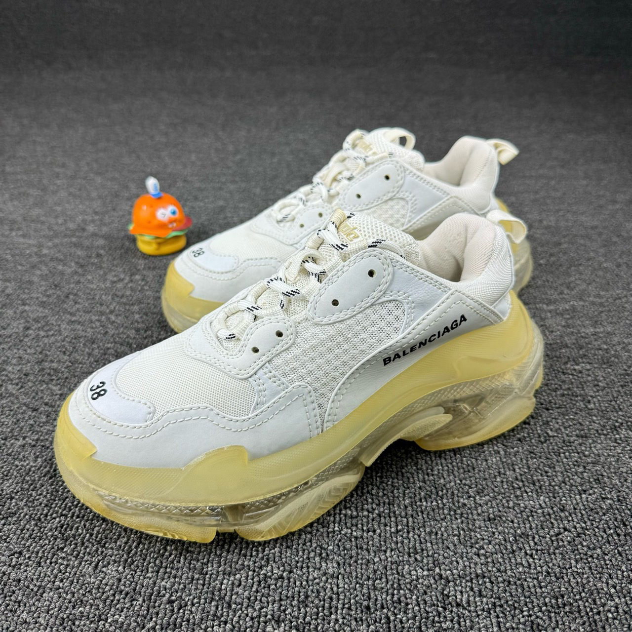 95新 Balenciaga/巴黎世家 白色气垫 尺码：38 HB696