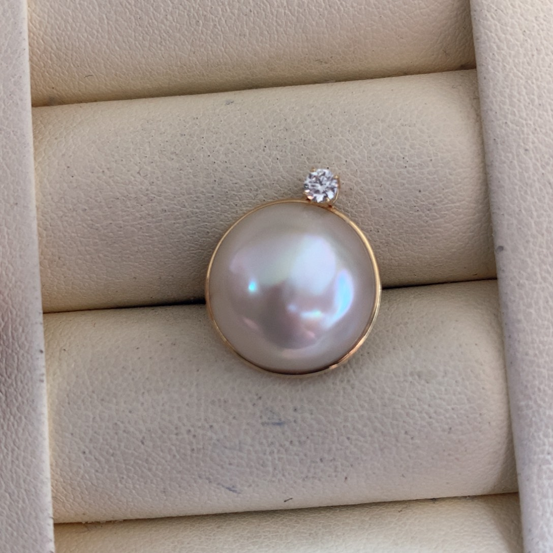 拼合珍珠（马贝珠）颈饰18K金镶嵌