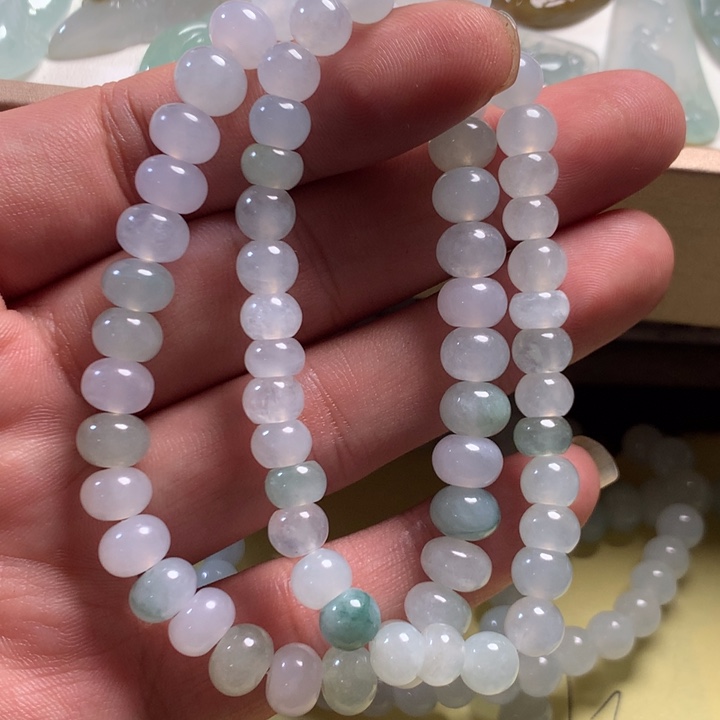 豆***面翡翠未镶嵌颈饰翡翠