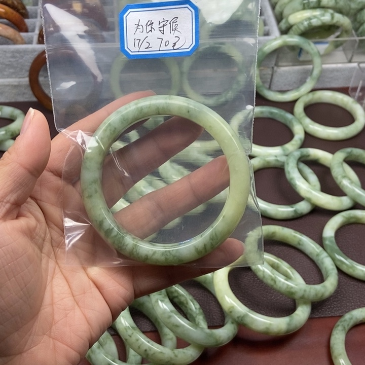 蛇纹石玉手镯未镶嵌儰***候