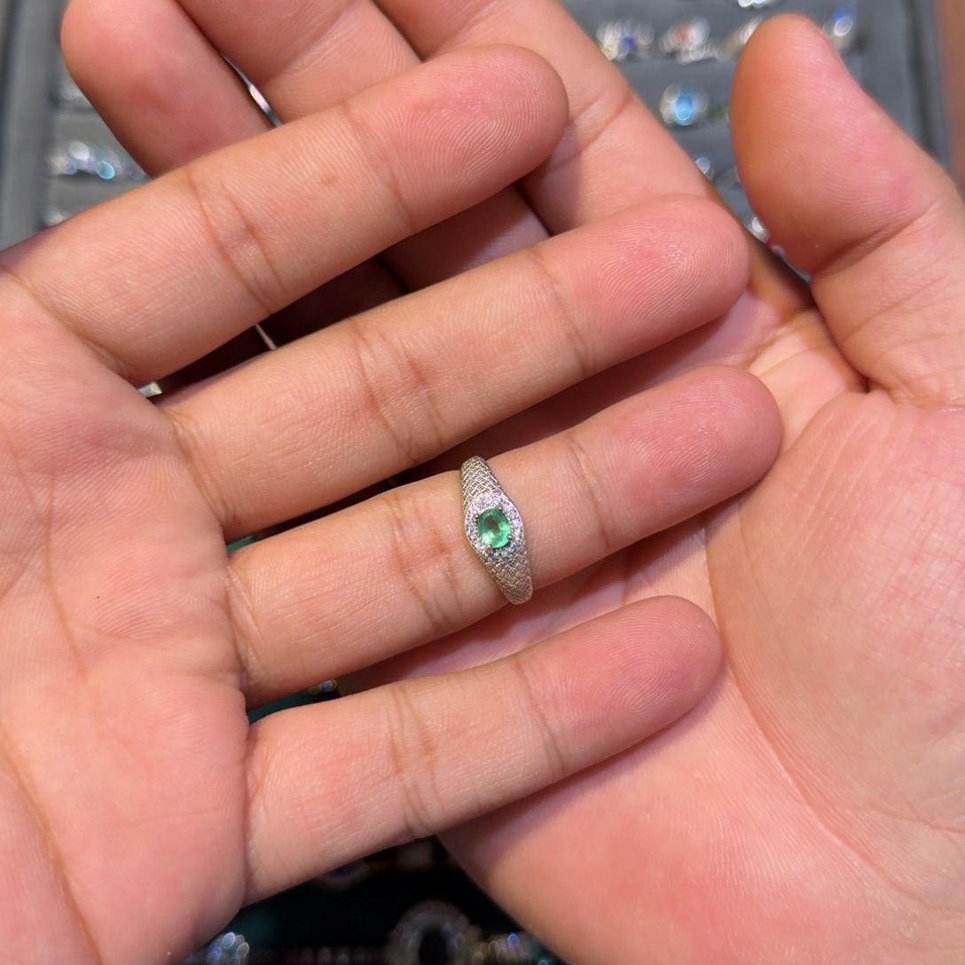 银S925镶嵌祖母绿戒指