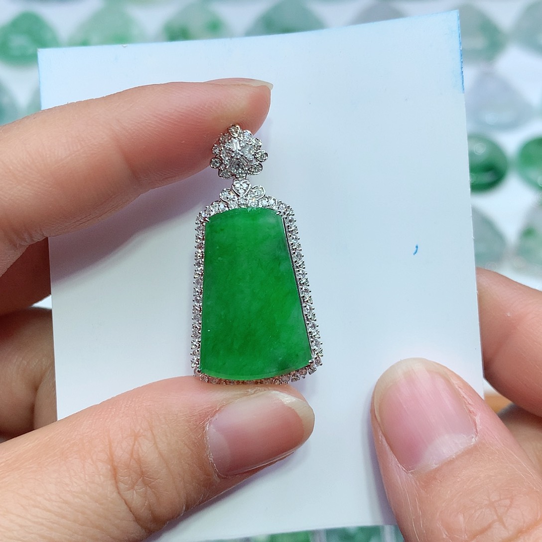 翡翠颈饰18K金镶嵌无事牌