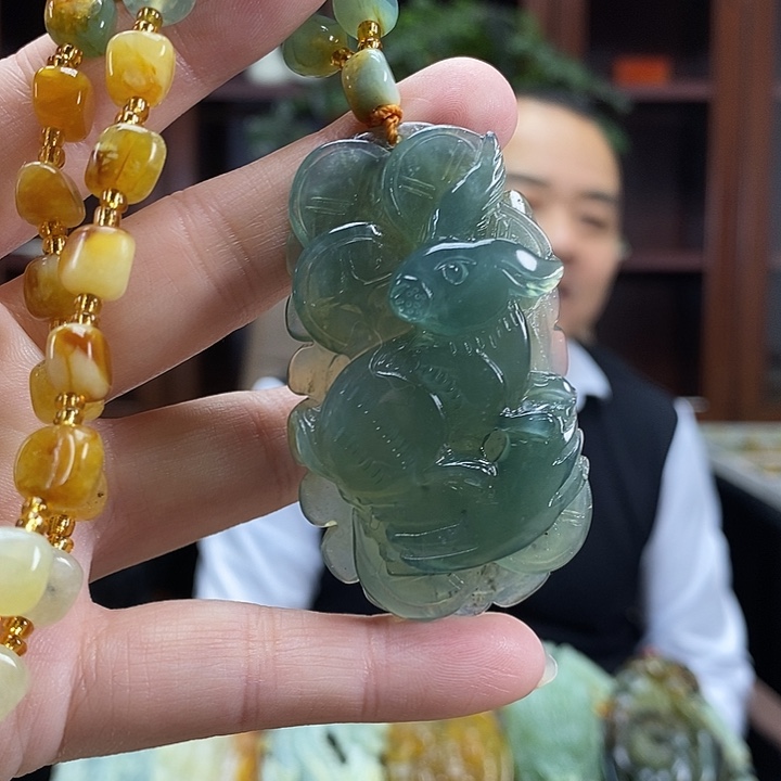 蛇纹石玉未镶嵌颈饰