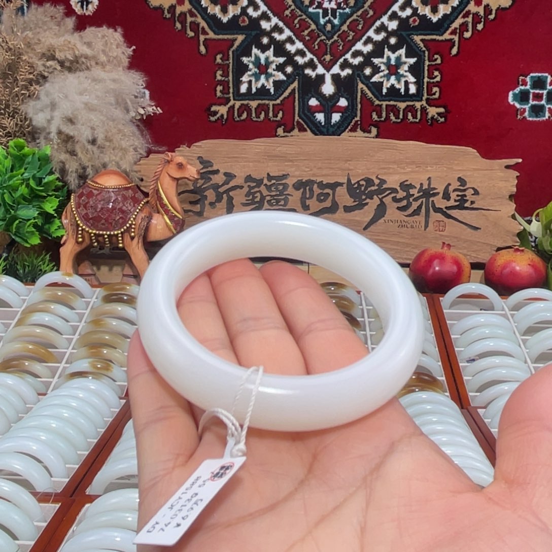 未镶嵌手镯和田玉天然优雅气质