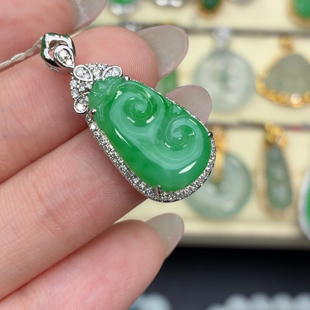 翡翠18K金镶嵌颈饰