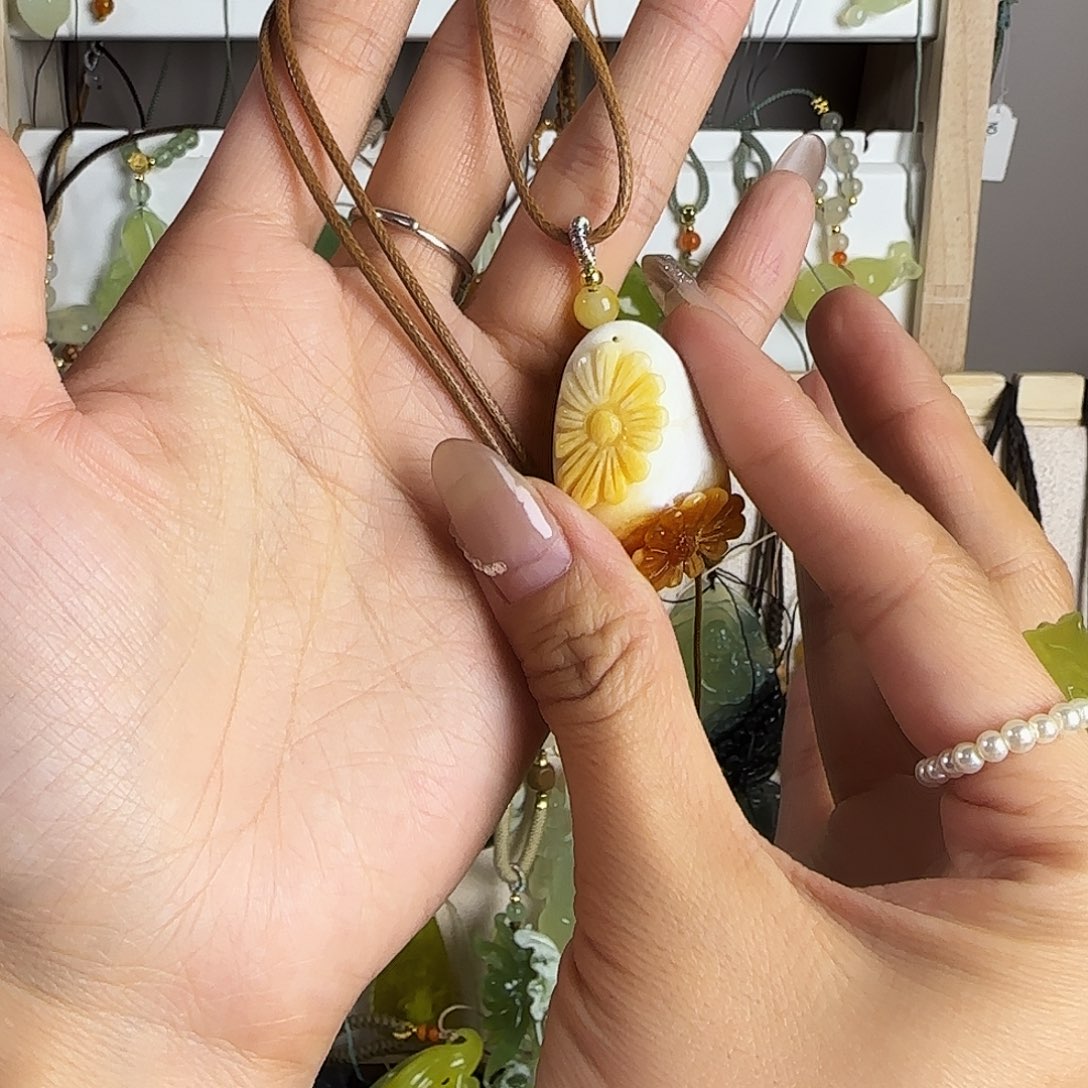 族***族蛇纹石玉未镶嵌颈饰