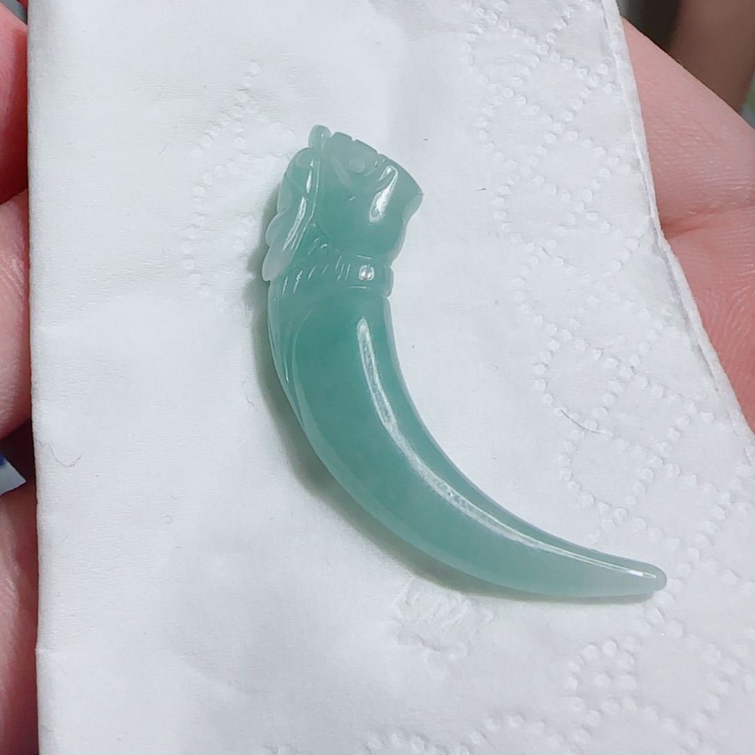翡翠未镶嵌颈饰龙牙