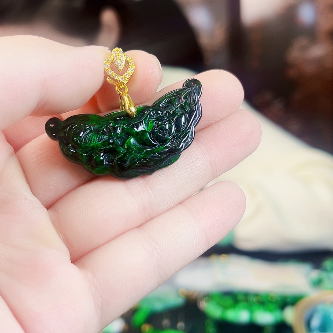 翡翠颈饰未镶嵌吊坠