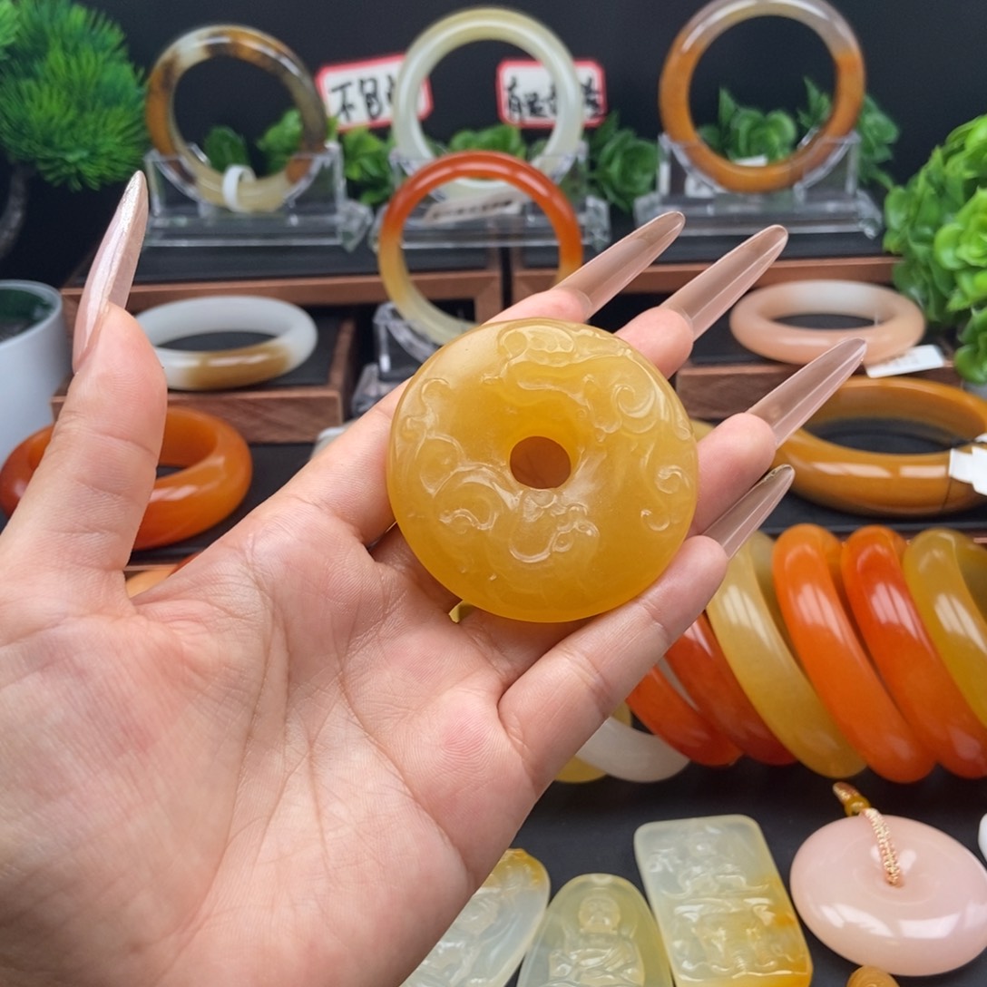 石英质玉（黄龙玉）未镶嵌颈饰