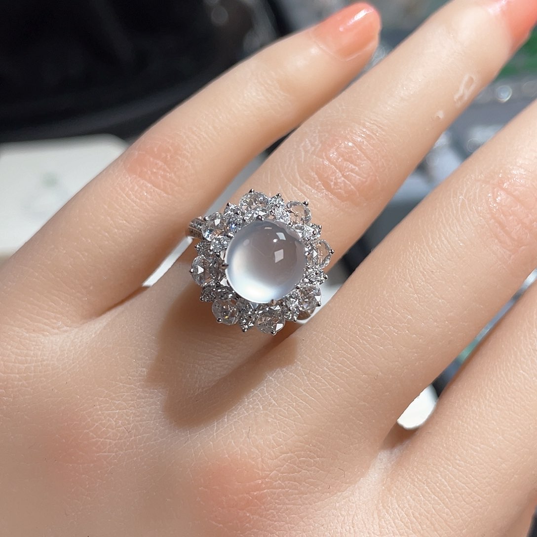 翡翠颈饰18K金镶嵌蛋面戒指