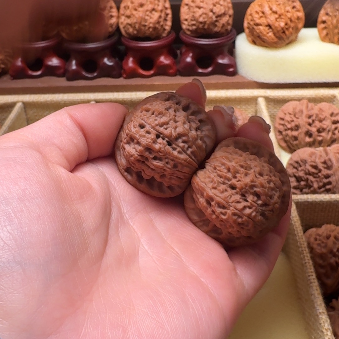 颜***色文玩核桃吊坠36全品血麒麟