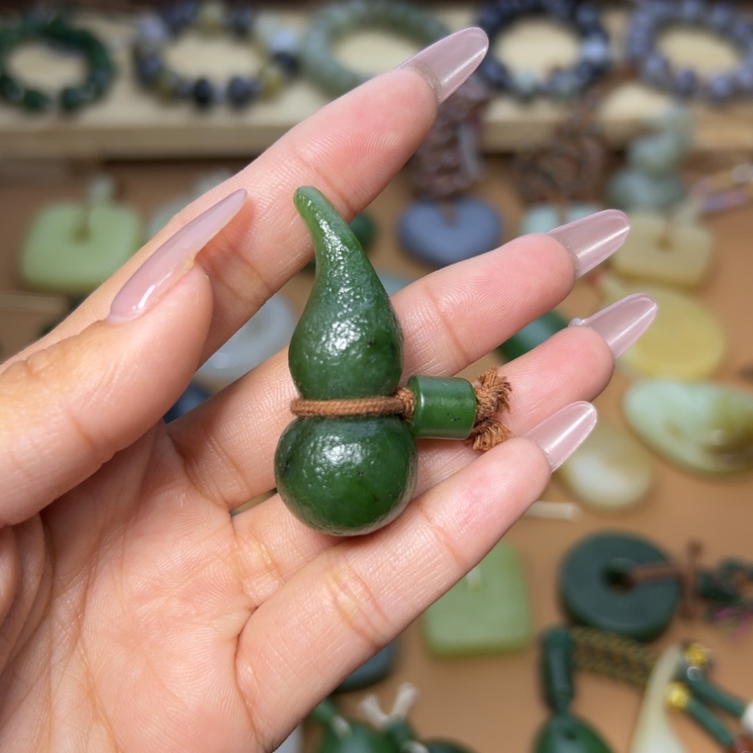 颈饰未镶嵌和田玉衣****玲