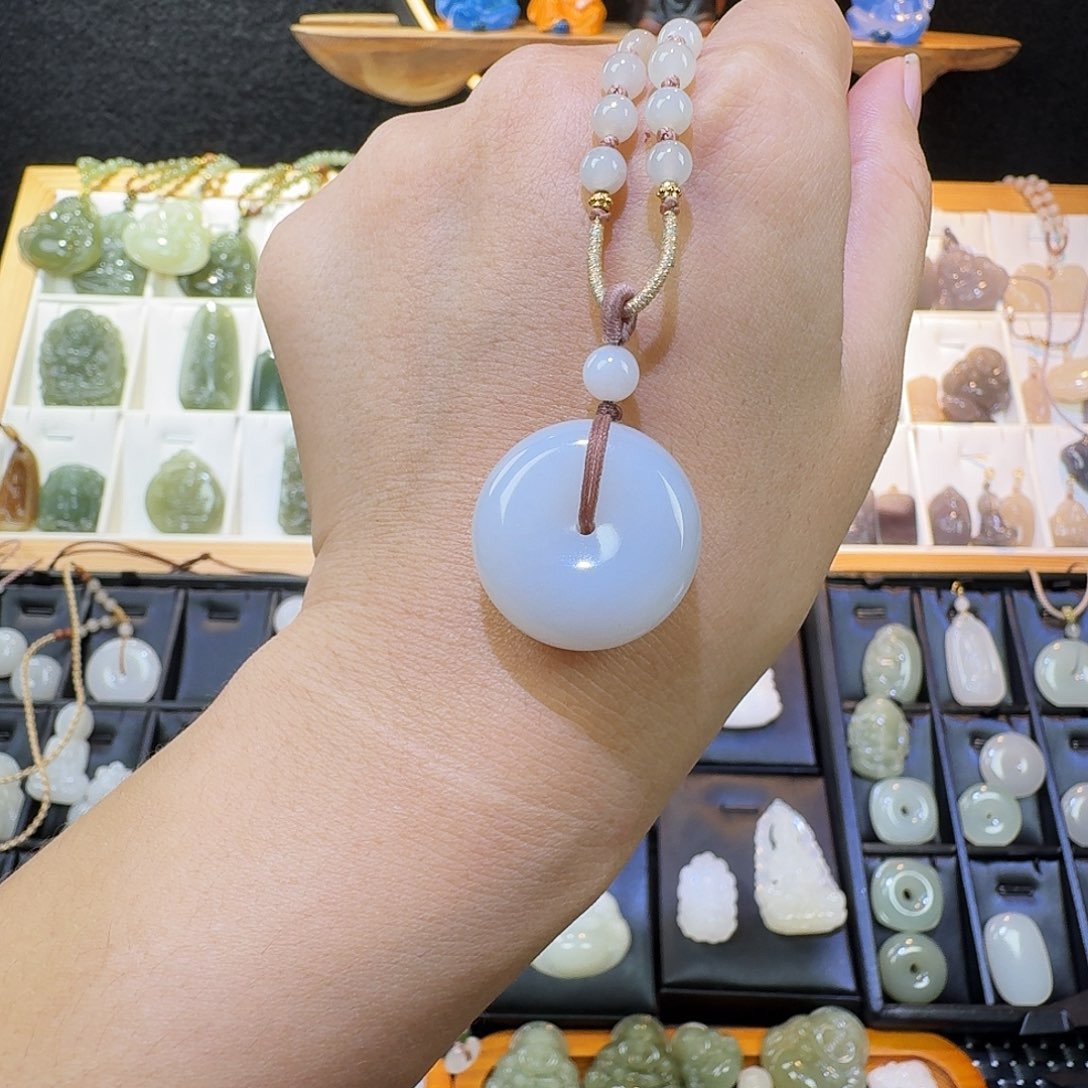 和田玉未镶嵌颈饰月*