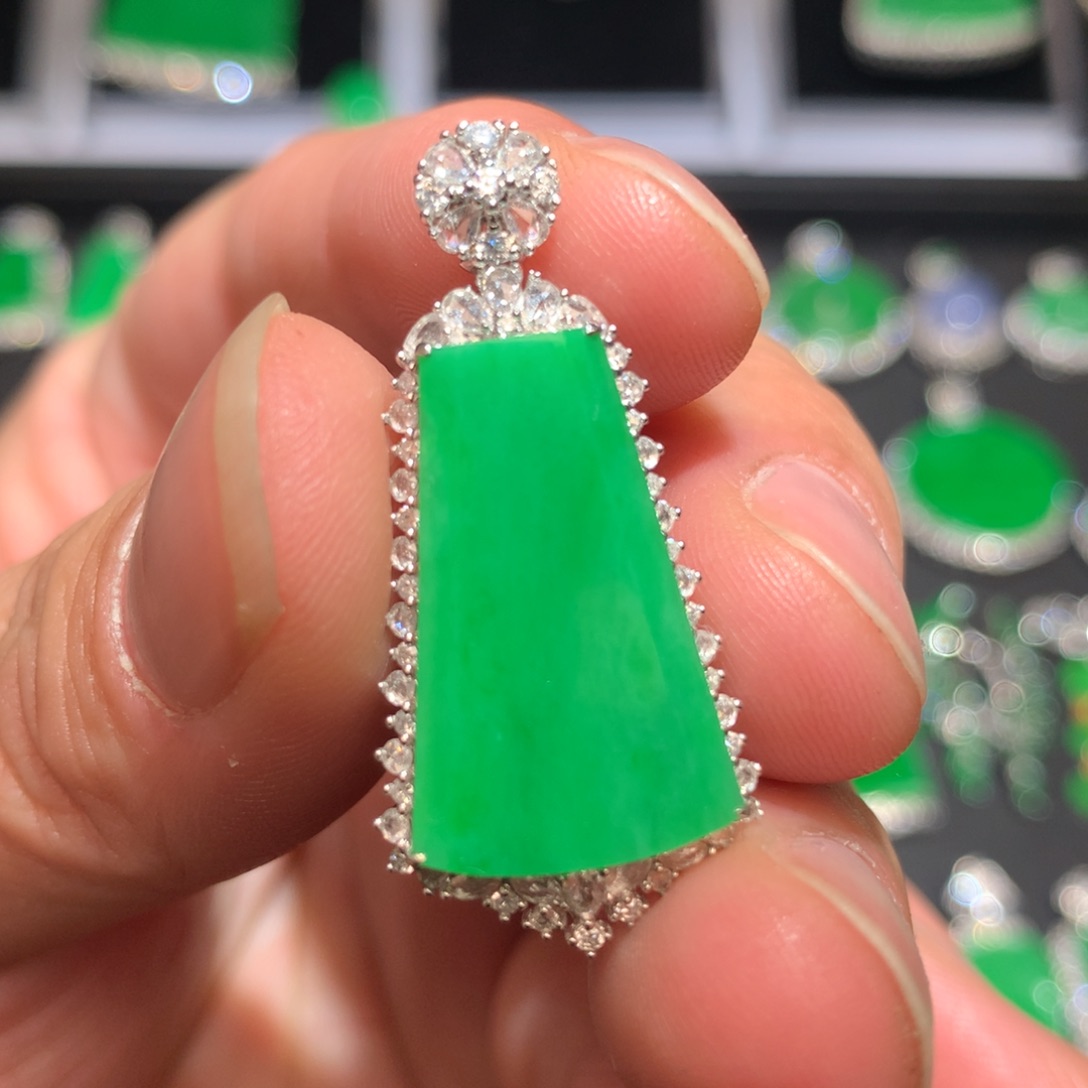 翡翠颈饰18K金镶嵌翡翠