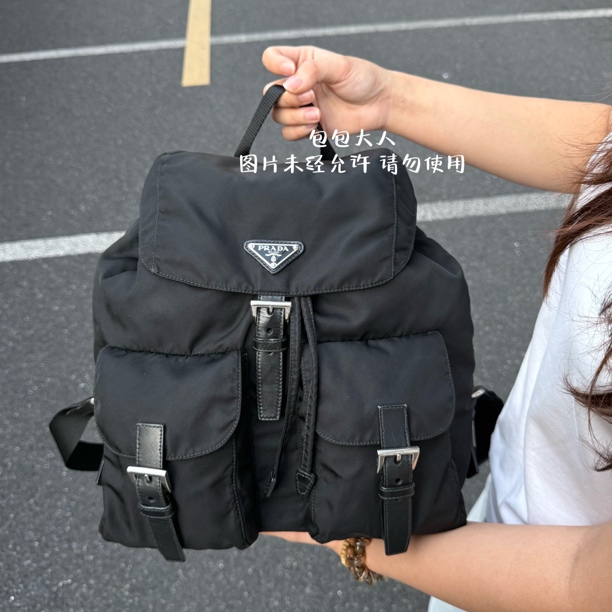 95新 Prada/普拉达 降落伞黑银蛙蛙双肩包