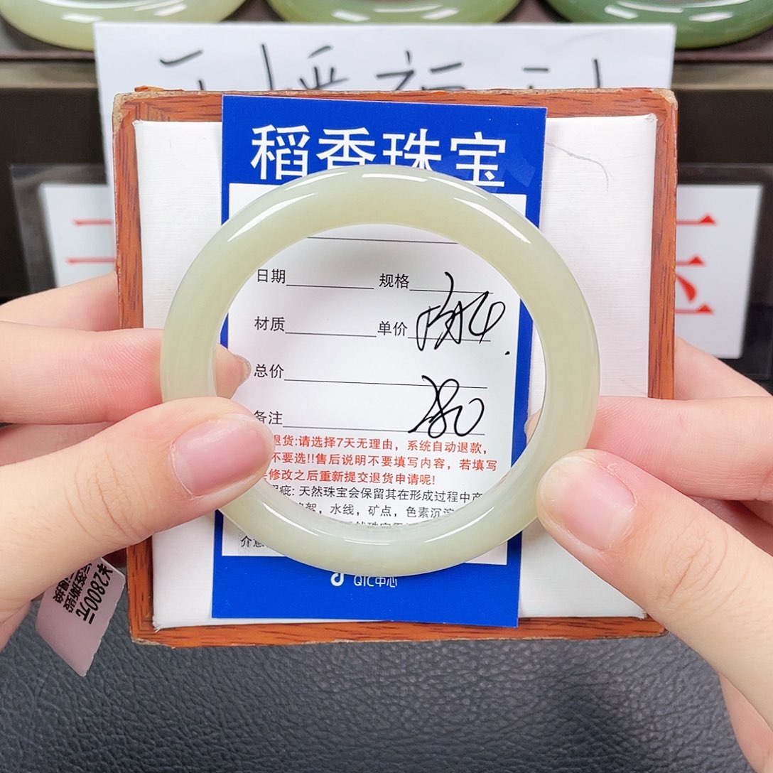 和田玉手镯未镶嵌