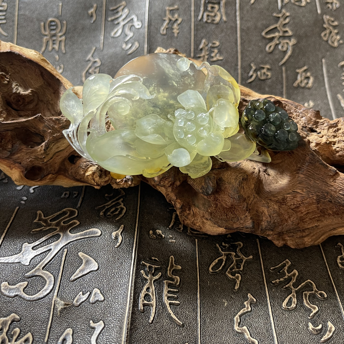 精美天然花玉俏色巧雕的荷花吊坠，小摆件，颜色漂亮