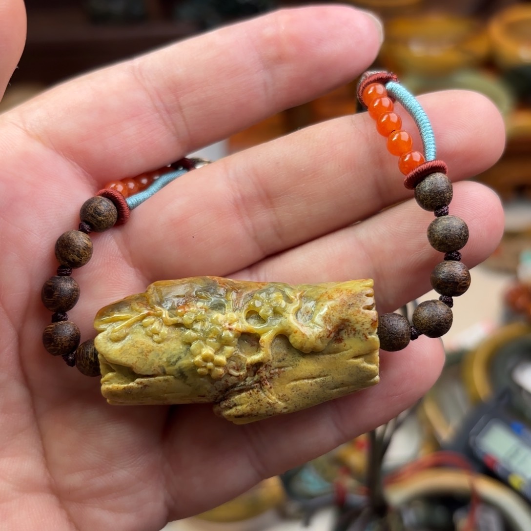 岫岩河磨玉（透闪石质玉）颈饰未镶嵌密**言