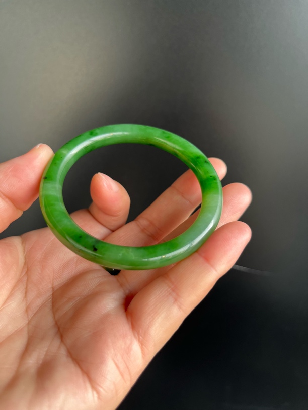 天然和田玉碧玉白加绿，苹果绿美人条手镯