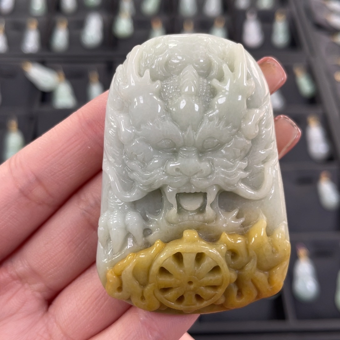 翡翠颈饰未镶嵌殷**.龙牌