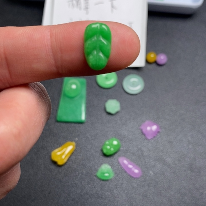 用***4翡翠未镶嵌颈饰挂件