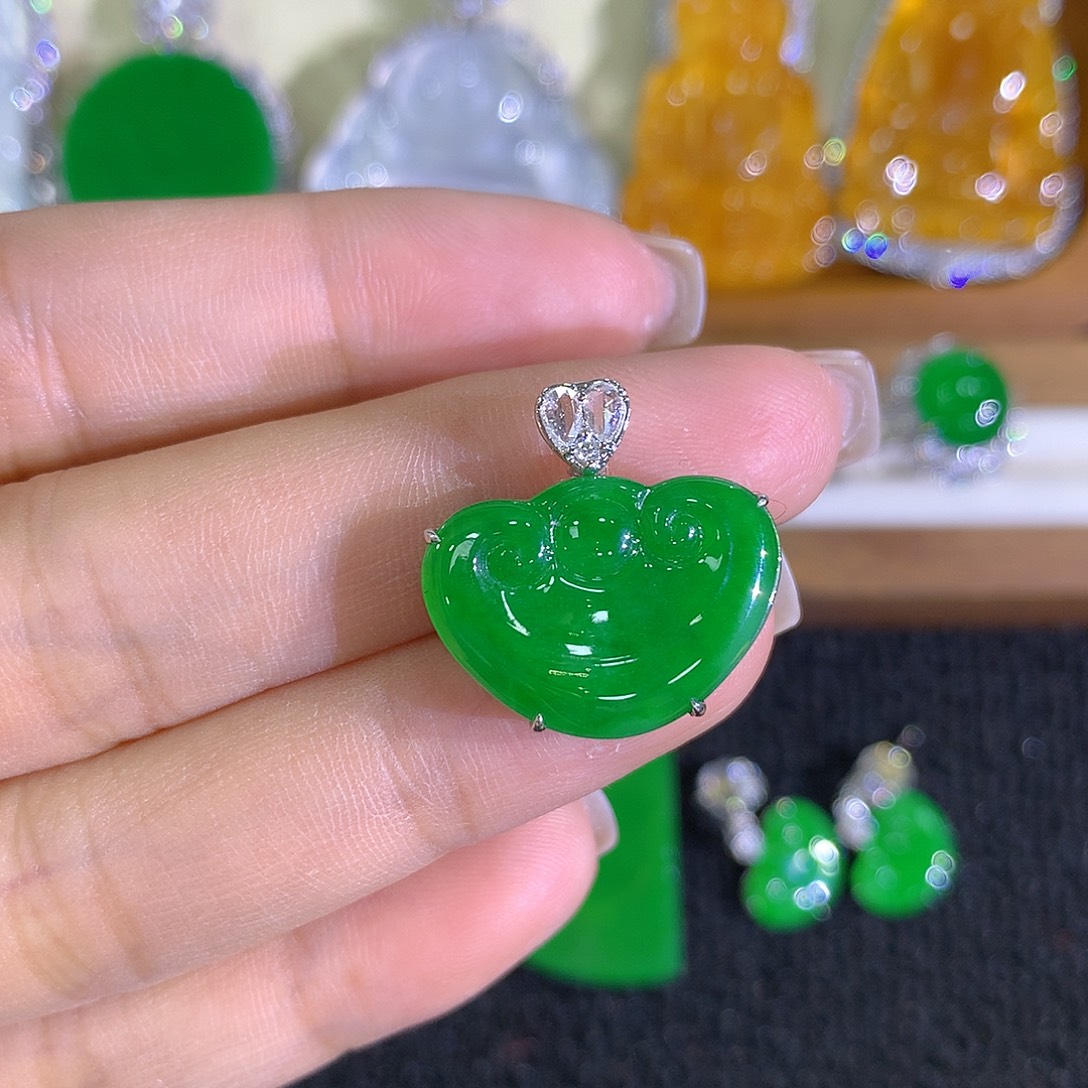 翡翠18K金镶嵌颈饰如意