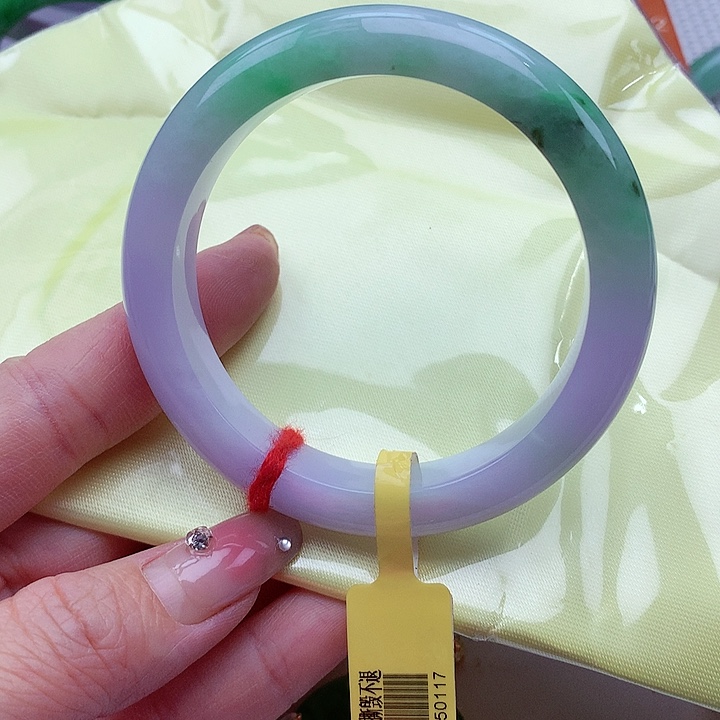 翡翠手镯未镶嵌翡翠