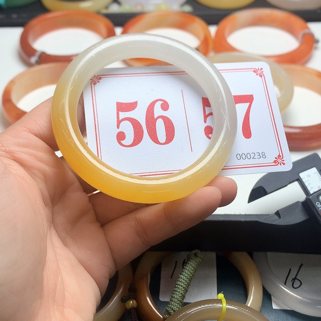 未镶嵌石英质玉（黄龙玉）手镯M****u