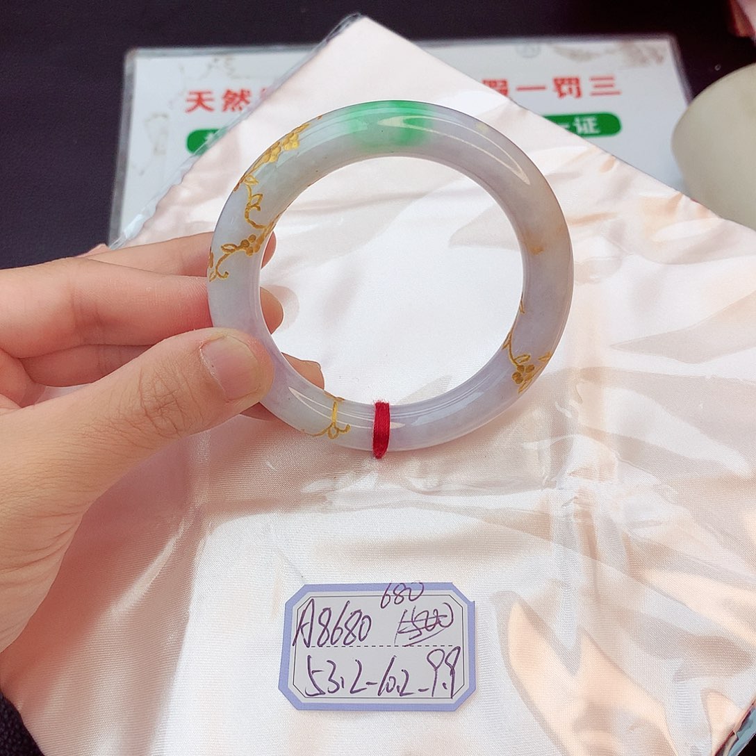 翡翠手镯未镶嵌翡翠