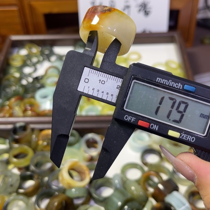 蛇纹石玉未镶嵌戒指148瑕疵