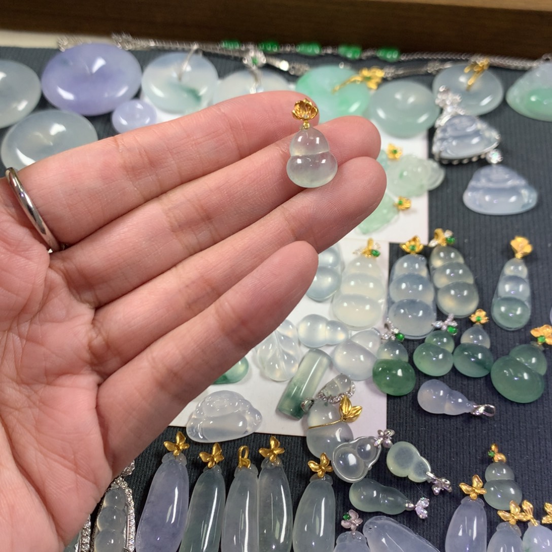 小***妈翡翠18K金镶嵌颈饰冰晴葫芦