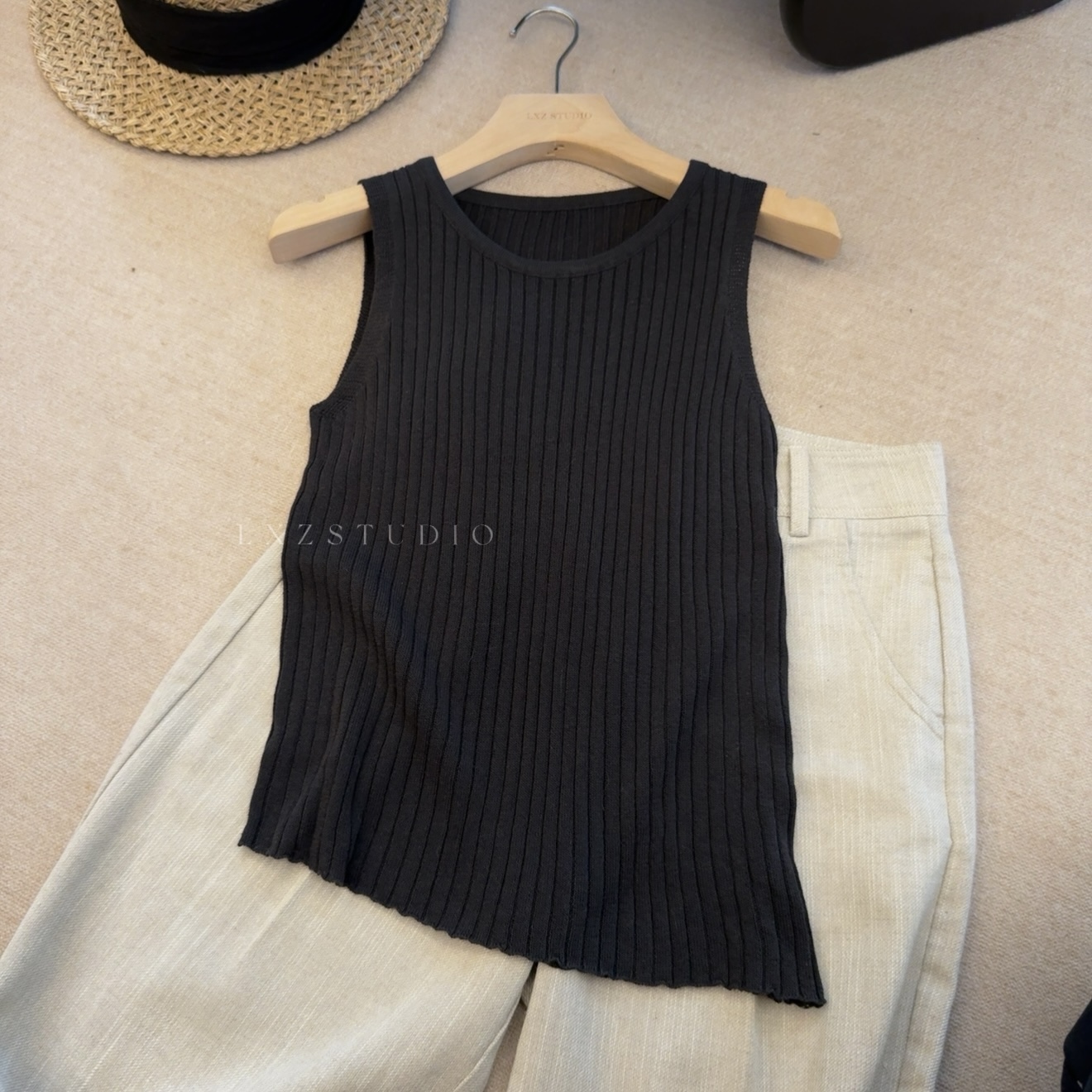 两小吱《奶沫》简约休闲针织背心