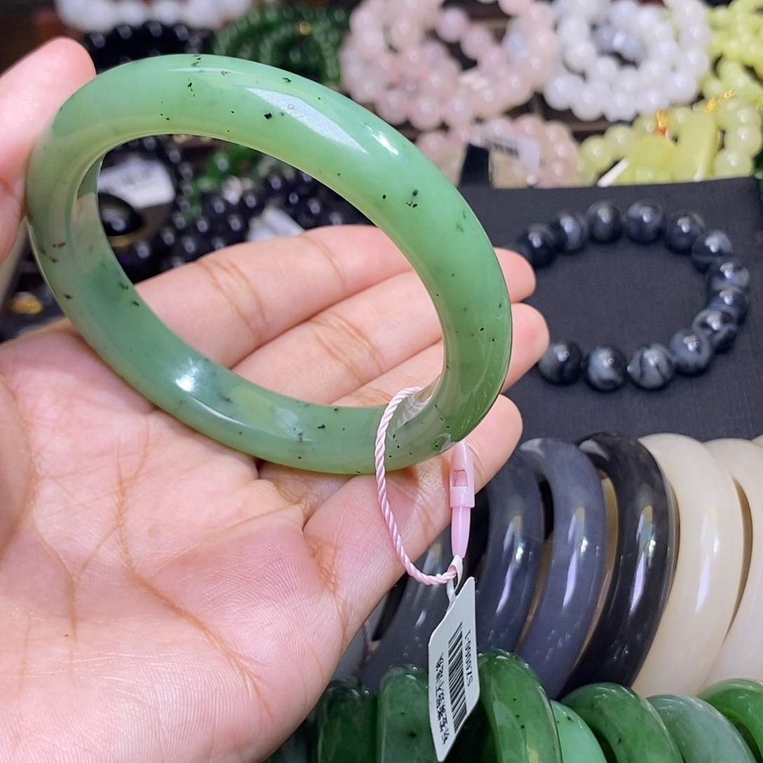 暖***暖和田玉未镶嵌颈饰乌兰海猕猴桃苹果绿手镯55.8