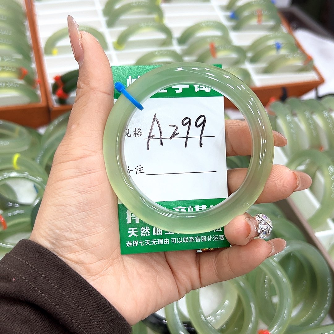 朱***善蛇纹石玉未镶嵌手镯