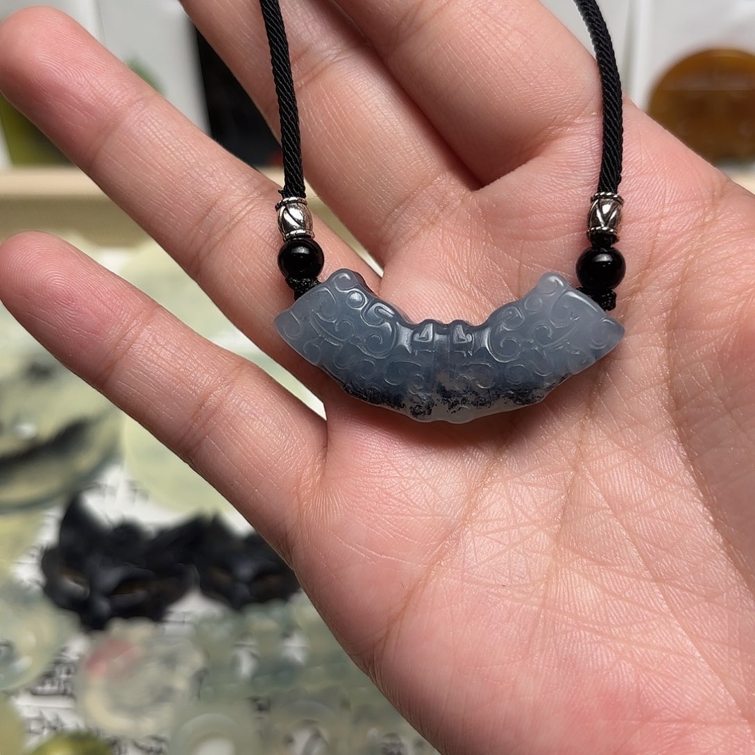 蛇纹石玉颈饰未镶嵌