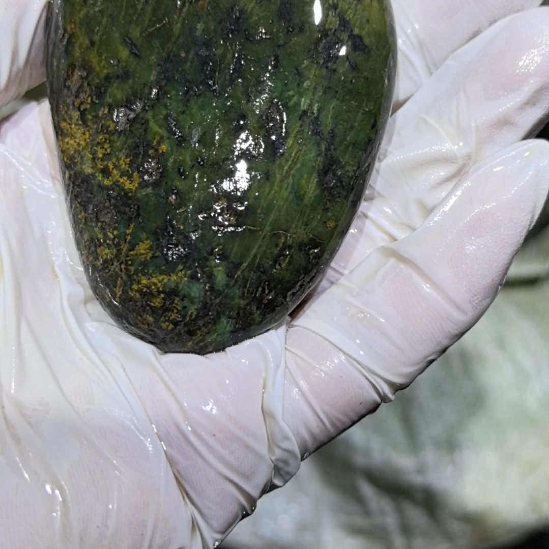 用***9藏玉药王石原石一个摆件一个