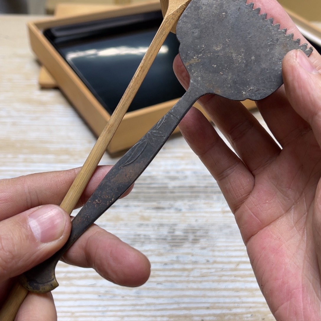 瓷片李*豪密密麻麻地排列着一个