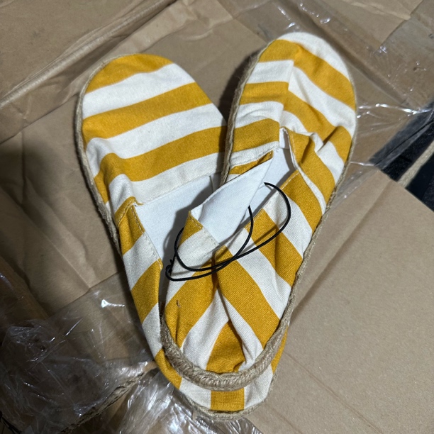 百货 4029 黄色布鞋40码发一双