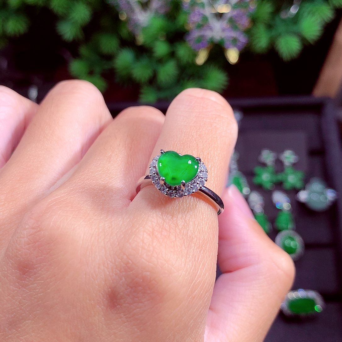 颈饰未镶嵌翡翠天然