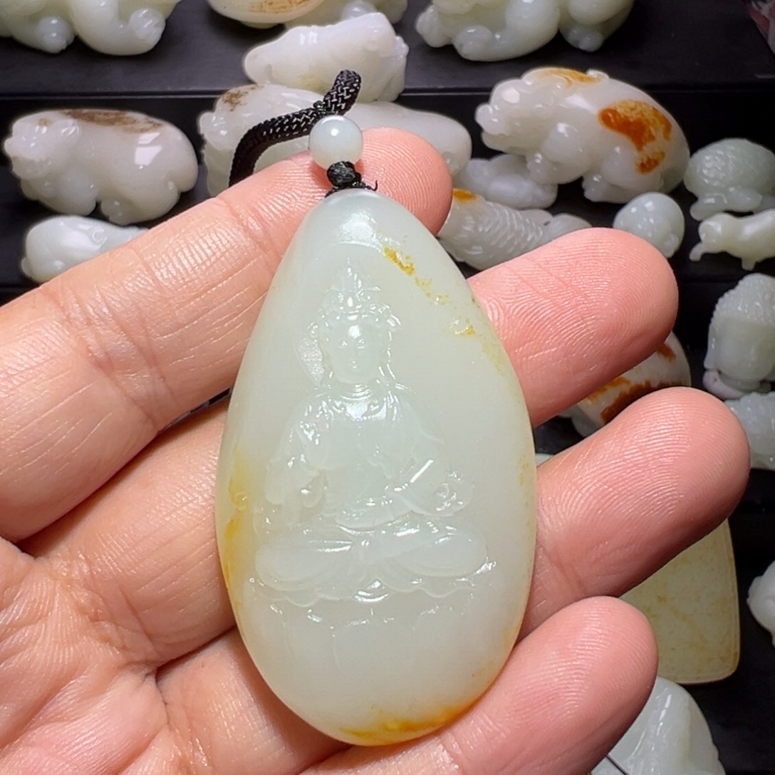 ****4和田玉未镶嵌颈饰